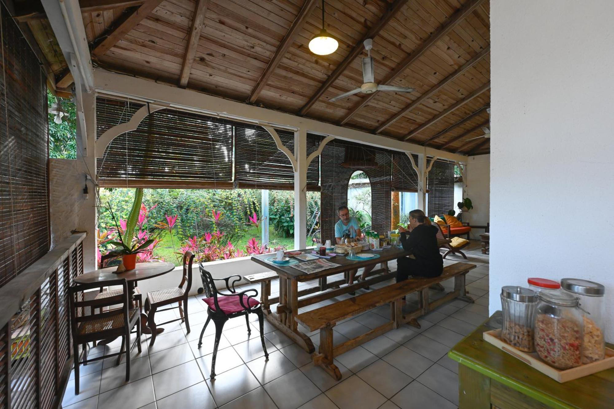 Le Medinilla Bed & Breakfast Bras-Panon Bagian luar foto